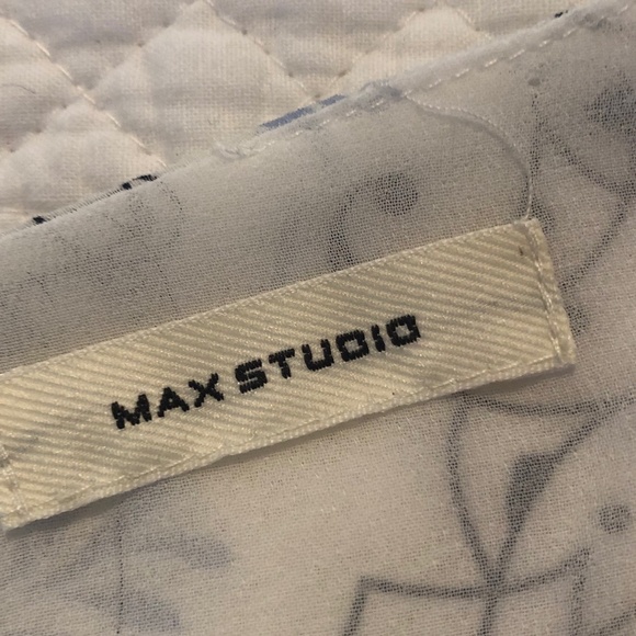 BEAUTIFUL SLEEVELESS PRINT TOP💙🤍💚 - Picture 2 of 5